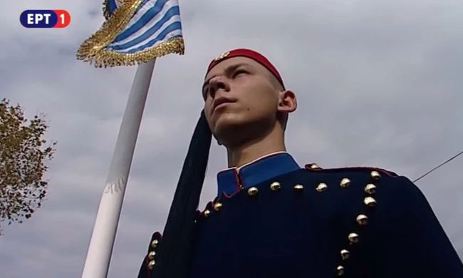 Ο τσολιάς της στρατιωτικής παρέλασης που «γονάτισε» το Διαδίκτυο